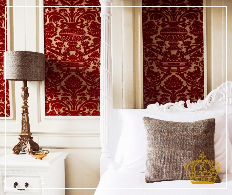 The Old Crown Coaching Inn 스윈던 외부 사진